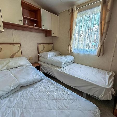 Superb Caravan With Decking And Free Wifi At Naze Marine Park Ref 17236C Walton-on-the-Naze Exterior foto