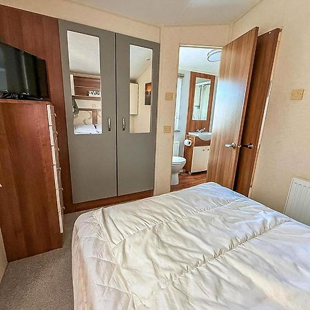 Superb Caravan With Decking And Free Wifi At Naze Marine Park Ref 17236C Walton-on-the-Naze Exterior foto