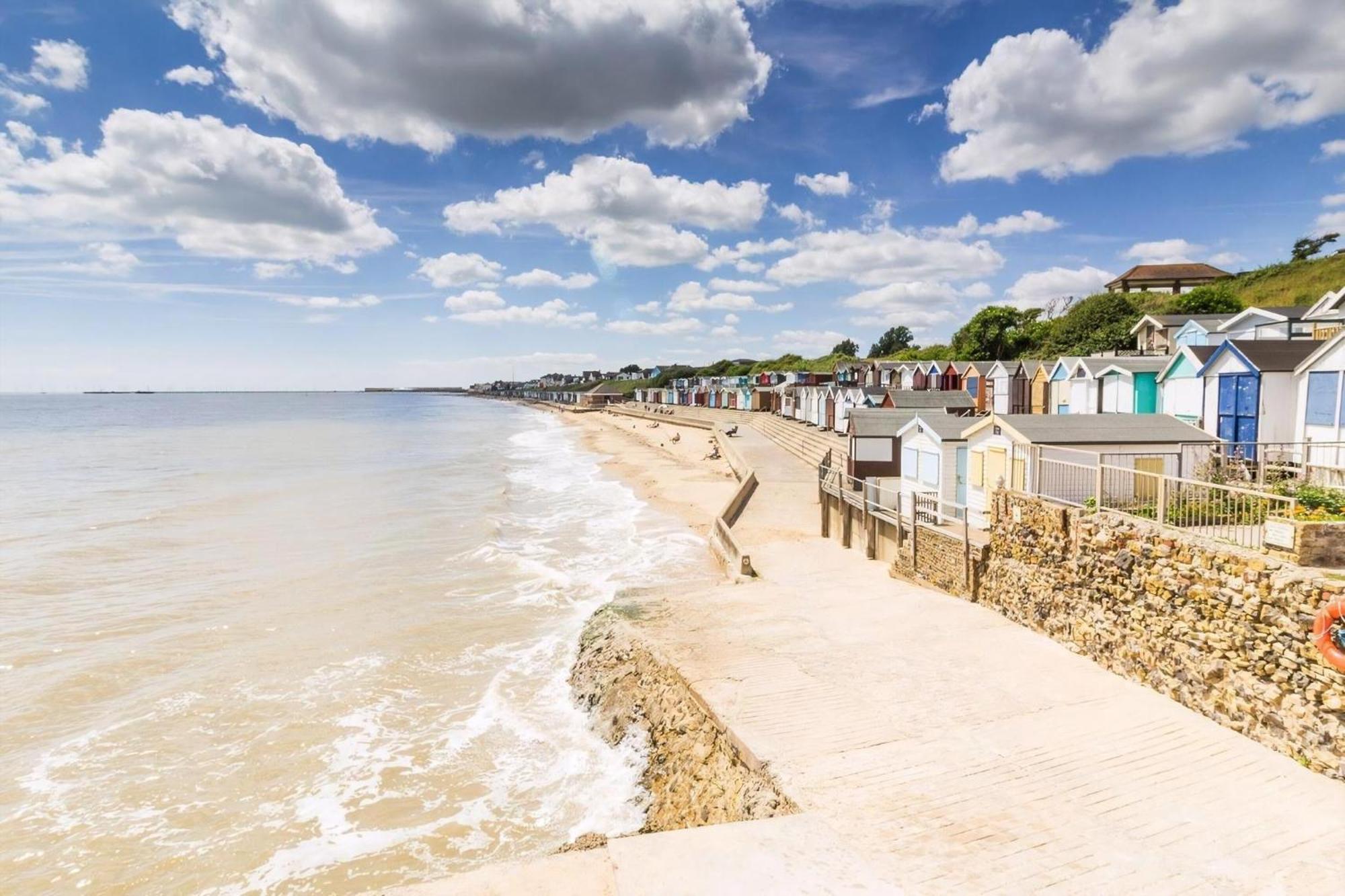 Superb Caravan With Decking And Free Wifi At Naze Marine Park Ref 17236C Walton-on-the-Naze Exterior foto