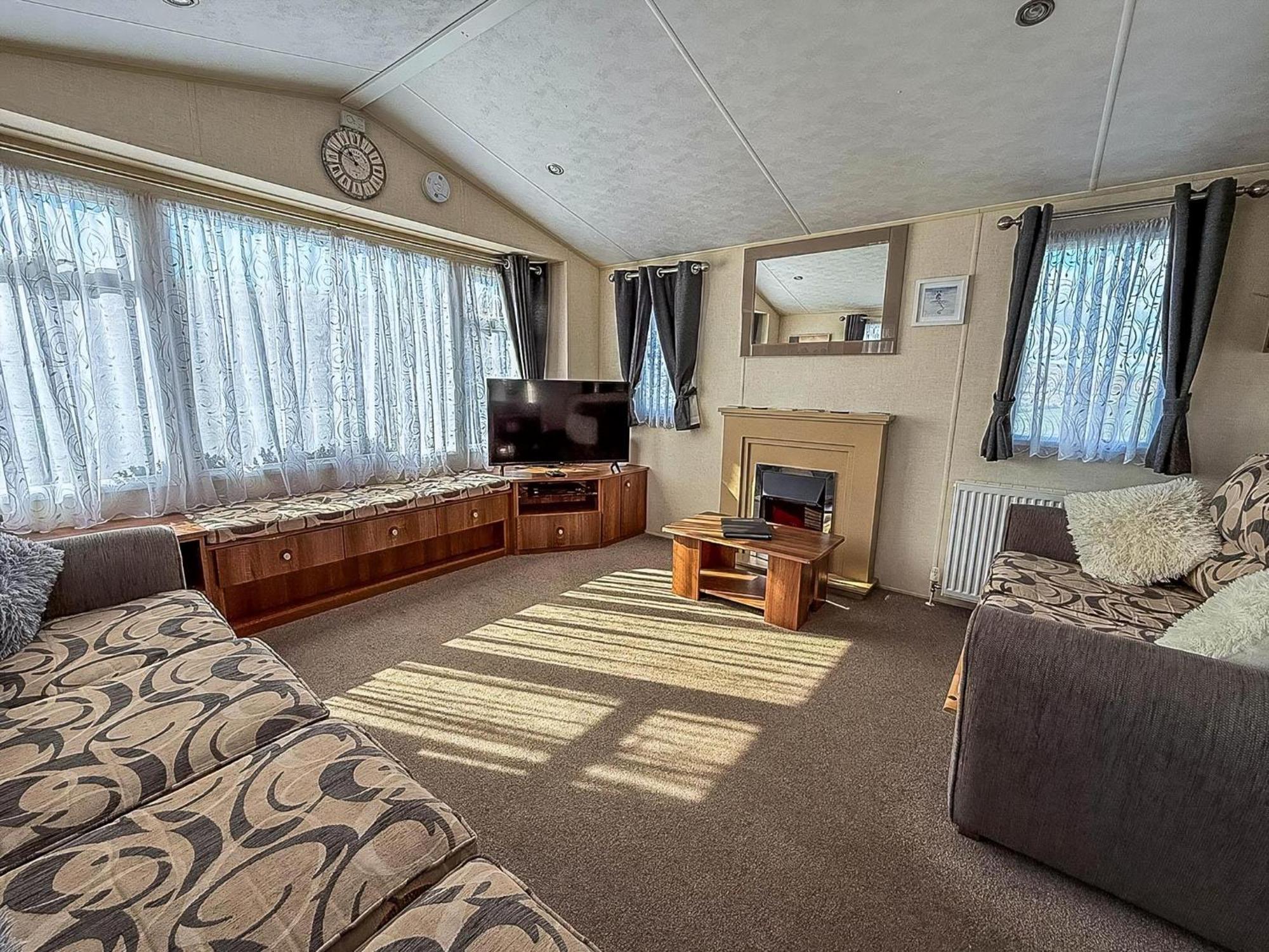 Superb Caravan With Decking And Free Wifi At Naze Marine Park Ref 17236C Walton-on-the-Naze Exterior foto