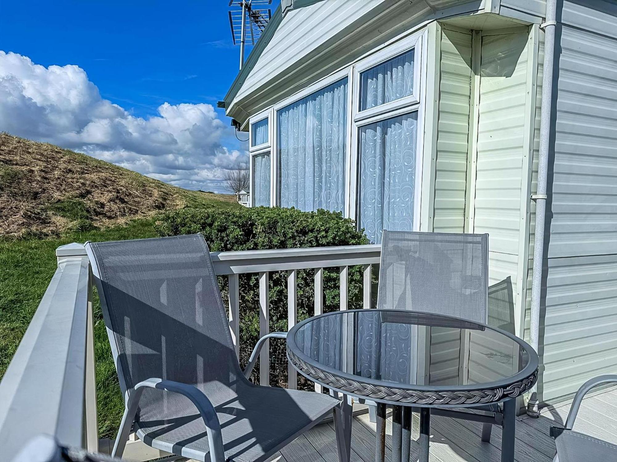 Superb Caravan With Decking And Free Wifi At Naze Marine Park Ref 17236C Walton-on-the-Naze Exterior foto
