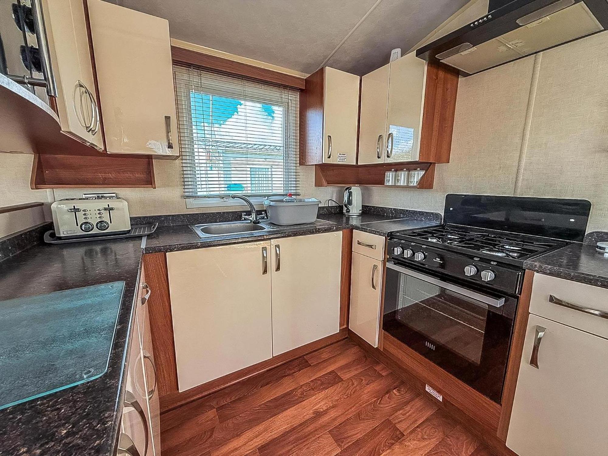Superb Caravan With Decking And Free Wifi At Naze Marine Park Ref 17236C Walton-on-the-Naze Exterior foto